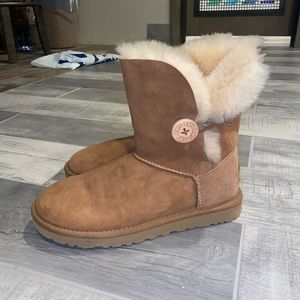 Chestnut Bailey button Uggs! Worn for one season with minor signs of wear